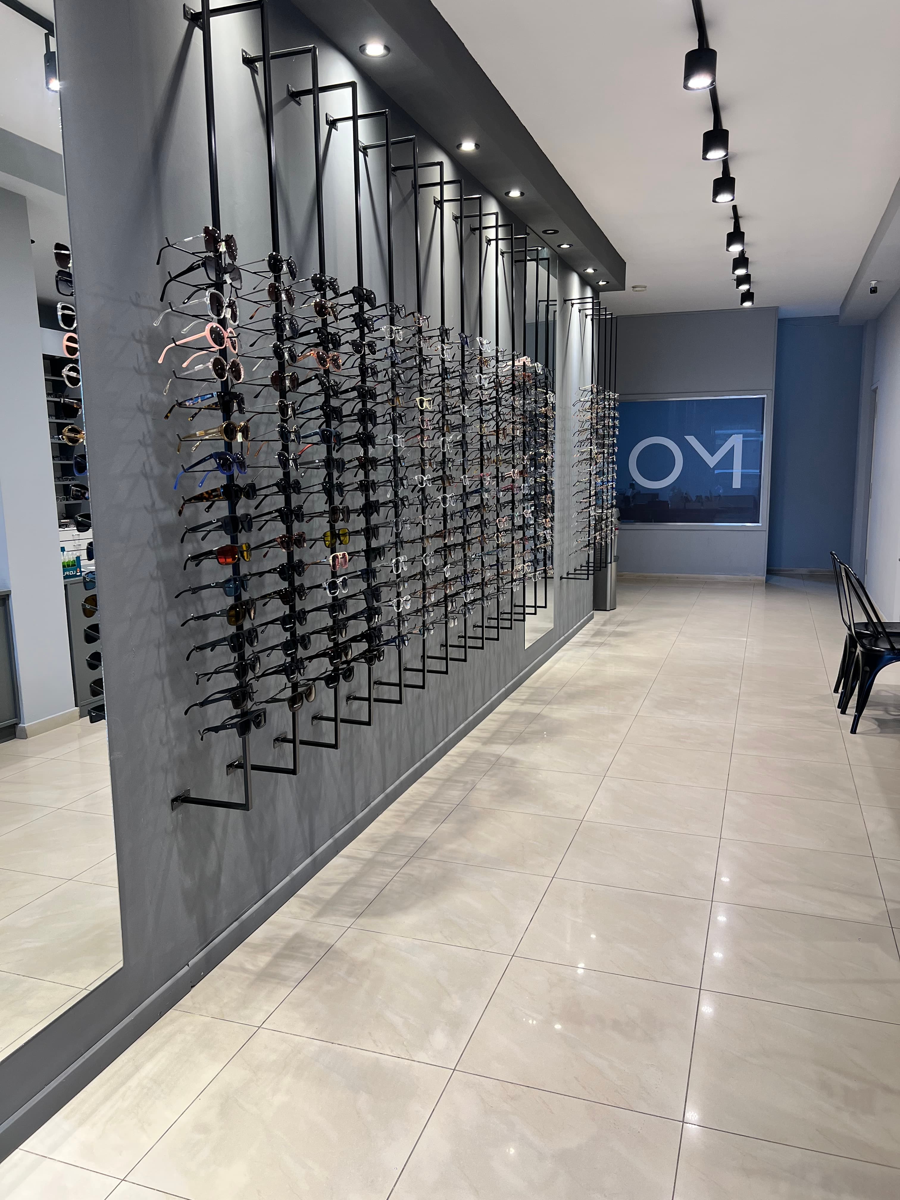 Interior del local de Optica Morea con estantes de anteojos
